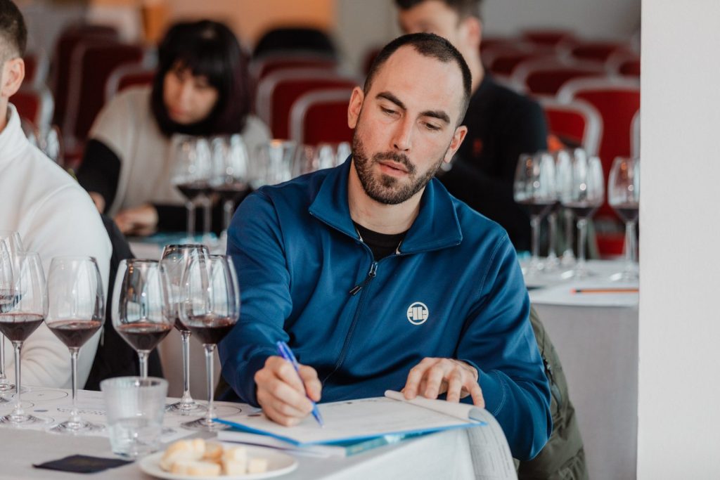 Sudionik vinske radionice ŠKMER i Udruženja Vino Dalmacije